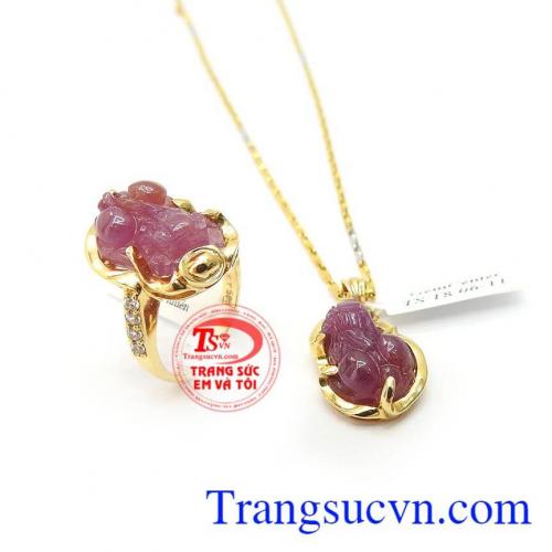Bộ Trang Sức Tỳ Hưu Ruby Tài Lộc kết hợp giữa nhẫn, mặt dây Tỳ hưu ruby thiên nhiên và dây chuyền vàng 10k tinh tế