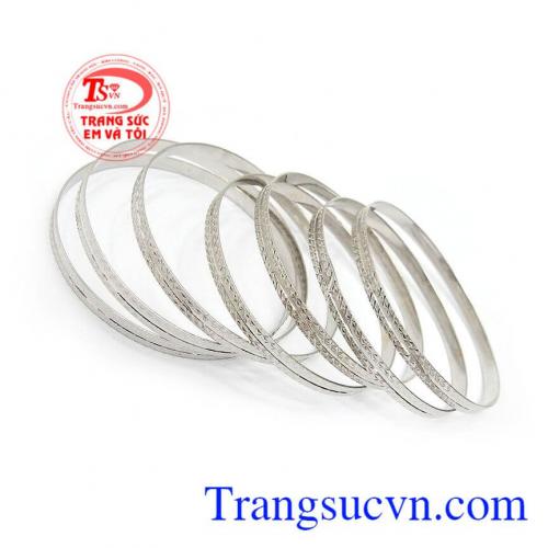 Vòng Tuần Ý 18K May Mắn với 7 chiếc vòng mang ý nghĩa đem lại may mắn trong cả tuần, xua đi điềm xấu, sự thiếu may mắn trong cuộc sống, vì vậy là món quà ý nghĩa dành tặng người yêu thương trong những dịp đặc biệt