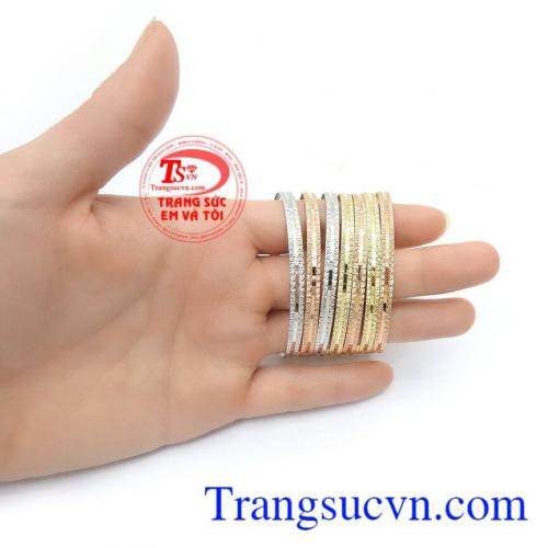 Vòng Tuần Ý Ba Màu Cá Tính với sự kết hợp độc đáo giữa 3 màu hồng, trắng, vàng mang lại sự trẻ trung, cá tính và thời trang, vòng tuần vàng Ý phù hợp làm quà tặng cho người bạn yêu thương những dịp ý nghĩa