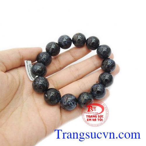 Đeo chuỗi Pietersite như một cách để đem lại sự may mắn cho mình