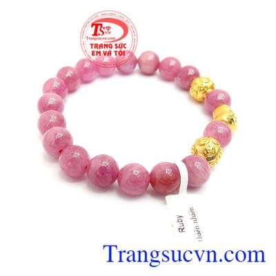 Ruby có năng lượng vô cùng mạnh mẽ mang ý nghĩa về mặt phong thủy, đem lại cho người đeo hạnh phúc và may mắn
