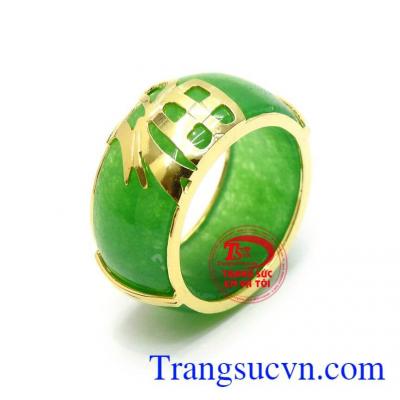 Nhẫn Ngọc Chữ Phúc May Mắn nhằm chỉ sự no ấm, vui vẻ và an lành, kết hợp với ngọc cẩm thạch mang nguồn năng lượng dồi dào có tác dụng mang lại tài lộc, hạnh phúc và bình an cho người đeo