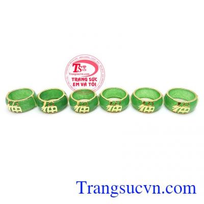 Nhẫn Ngọc Chữ Phúc May Mắn nhằm chỉ sự no ấm, vui vẻ và an lành, kết hợp với ngọc cẩm thạch mang nguồn năng lượng dồi dào có tác dụng mang lại tài lộc, hạnh phúc và bình an cho người đeo