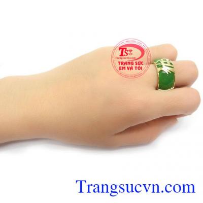 Nhẫn ngọc cẩm thạch bọc vàng đẳng cấp