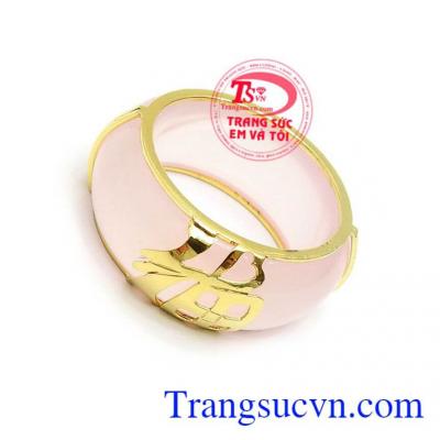 Nhẫn Mã Não Bọc Vàng Bình An với chữ Phúc nhằm chỉ cho sự vui vẻ, ấm no, an lành, mã não có tác dụng như là lá bùa may mắn và bình an