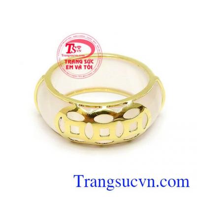 Nhẫn Mã Não Bọc Vàng Tài Lộc bọc vàng đeo hợp thời trang và phong thủy, mã não thiên nhiên kết hợp với chữ Phúc vàng có tác dụng như là lá bùa hộ mệnh mang lại tài lộc, may mắn và bình an cho người đeo