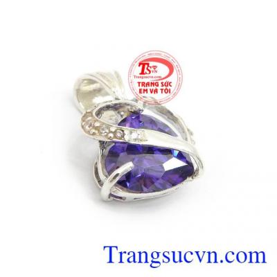 Thạch anh tím còn có tác dụng giảm stress, mang lại bình an và may mắn cho người đeo