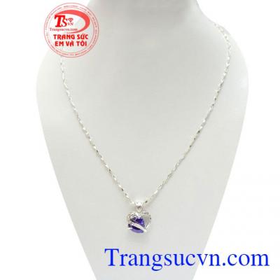 Bộ Dây Chuyền Bạc Nữ Tinh Tế chế tác tinh xảo, kiểu dáng độc đáo, mặt dây gắn đá quý thạch anh tím còn có tác dụng giảm stress, tăng khả năng tập trung, mang sự bình an và may mắn cho người đeo