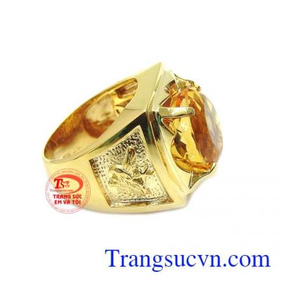 Hai bên cạnh chiếc nhẫn được chế tác hình đại bàng tung cánh như biểu tượng cho sức mạnh của người đeo