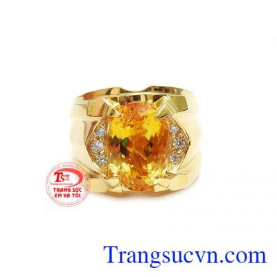 Đá thạch anh thiên nhiên được chạm khắc tinh tế giúp chiếc nhẫn thêm hoàn hảo.