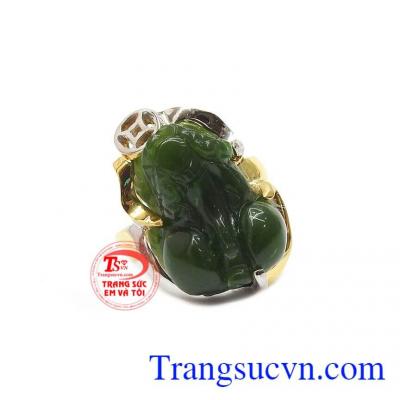 Tỳ hưu được chạm khắc từ ngọc phỉ thúy thiên hợp phong thủy