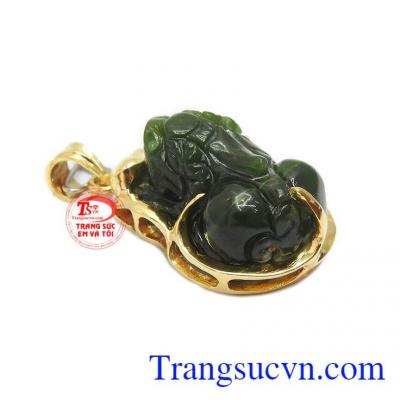 Tỳ hưu được chạm khắc từ ngọc phỉ thúy thiên nhiên hợp phong thủy