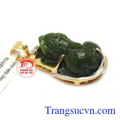 Tỳ hưu được chạm khắc từ ngọc phỉ thúy thiên nhiên