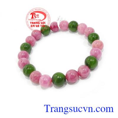 Chuỗi vòng ruby và ngọc nephrite sang trọng, tinh tế. Ruby là loại đá quý đặc biệt được hình thành từ sâu trong lòng đất và trải qua nhiều điều kiện địa chất phức tạp lâu dài, hấp thụ được tinh hoa trời đất nên mang trong mình nguồn năng lượng và linh tín