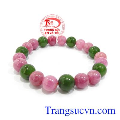 Chuỗi vòng ruby và ngọc nephrite là sản phẩm vòng tay đẹp, là món quà ý nghĩa dành tặng bà, tặng mẹ
