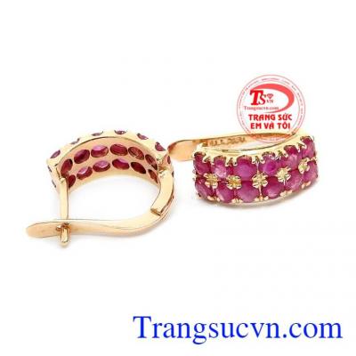 Đôi hoa tai xinh xắn tô điểm cho người phụ nữ thêm quyến rũ