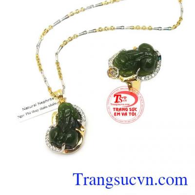 Sản phẩm chế tác từ vàng 10k và đá chủ ngọc phỉ thúy thiên nhiên