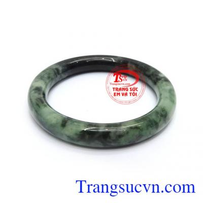 Vòng ngọc cẩm thạch thiên nhiên chứa nguồn năng lượng dồi dào, có tác dụng tốt với sức khỏe, giải trừ tà khí, mang lại bình an, may mắn và tài lộc cho người đeo