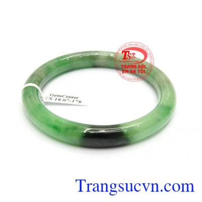 Ngọc cẩm thạch thiên nhiên chuẩn chất lượng có sự thiêng liêng cũng như ý nghĩa phong thủy trong việc mang theo ngọc bên người, linh khí giúp xua đuổi tà ác và đem lại may mắn trong công việc cũng như cuộc sống