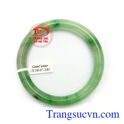 Vòng ngọc cẩm thạch có ý nghĩa phong thủy trong việc mang theo ngọc bên người, linh khí giúp xua đuổi tà ác và đem lại may mắn trong công việc cũng như cuộc sống