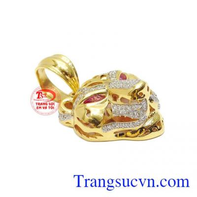 Các viên đá được kết hợp hài hòa cho mặt dây thêm sang trọng và đẹp mắt