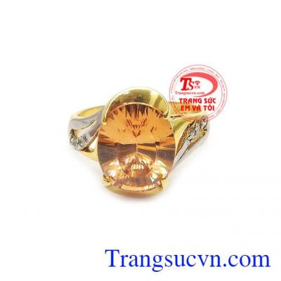 Đá nhân tạo được gắn hài hòa với chiếc nhẫn