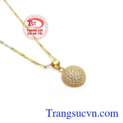 Mặt dây lấp lánh, quyển rũ