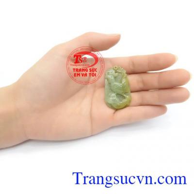 ngọc cẩm thạch thiên nhiên có tác dụng giải trừ tà khí, mang lại bình an, may mắn và hạnh phúc cho người đeo, được sử dụng như lá bùa hộ mệnh cho người tuổi dậu