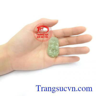 Mặt dây chạm khắc tinh xảo đeo hợp thời trang và phong thủy.