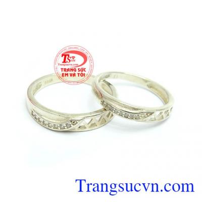 Nhẫn Đôi Bạc Vĩnh Cửu là biểu tượng cho sự thiêng liêng và bền vững ở tình cảm, hy vọng mối quan hệ của họ sẽ tốt đẹp và dài lâu theo thời gian