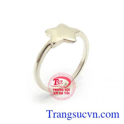 Nhẫn Nữ Bạc Ngôi Sao May Mắn mang lại sự dịu dàng, tinh tế và cá tính cho phái đẹp, là món quà tuyệt vời giành tặng người bạn yêu thương những dịp ý nghĩa