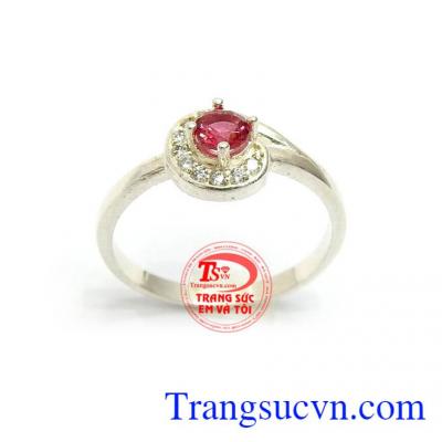 Nhẫn bạc thiết kế tinh xảo tôn lên nét dịu dàng, sang trọng, và quý phái