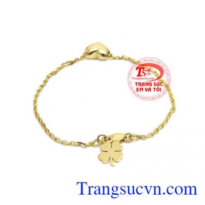 Thiết kế xinh đẹp, đáng yêu với hình trái tim và cỏ bốn lá