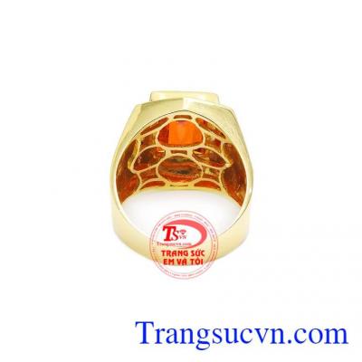 Nhẫn được chế tác từ vàng 18k sáng bóng, bền đẹp