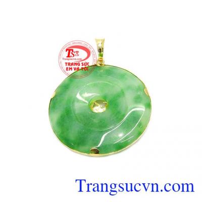 Ngọc cẩm thạch được bọc vàng rồng đảm bảo độ bền đẹp và tính thẩm mỹ