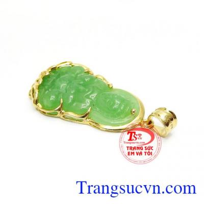 Sản phẩm có thể kết hợp cùng dây chuyền vàng, dây da hoặc dây cao su