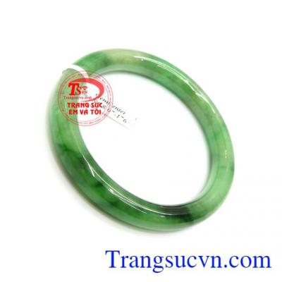 Vòng Ngọc Phỉ Thúy Phú Quý màu sắc đẹp, vân ngọc độc đáo, đeo hợp phong thủy, mang lại bình an, may mắn và tài lộc cho phái đẹp