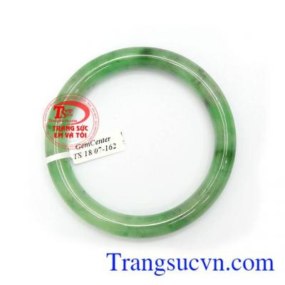 Vòng Ngọc Phỉ Thúy Phát Lộc là kết tinh của thiên nhiên, chứa nguồn năng lượng dồi dào, mang lại may mắn, bình an và tài lộc cho người đeo