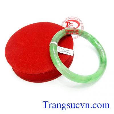 Vòng Ngọc Jadeite May Mắn đep hợp thời trang mang lại sự sang trọng, quý phái và tinh tế, vòng ngọc Jadeite còn chứa nguồn năng lượng dồi dào, tốt cho vận khí, sức khỏe, mang lại tài lộc và may mắn cho người đeo
