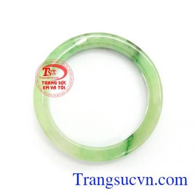 Vòng ngọc phỉ thúy chứa nguồn năng lượng dồi dào, tốt cho sức khỏe, giải trừ hung khí, mang lại may mắn, bình an, tài lộc cho người đeo, là món quà tuyệt vời cho người yêu thương