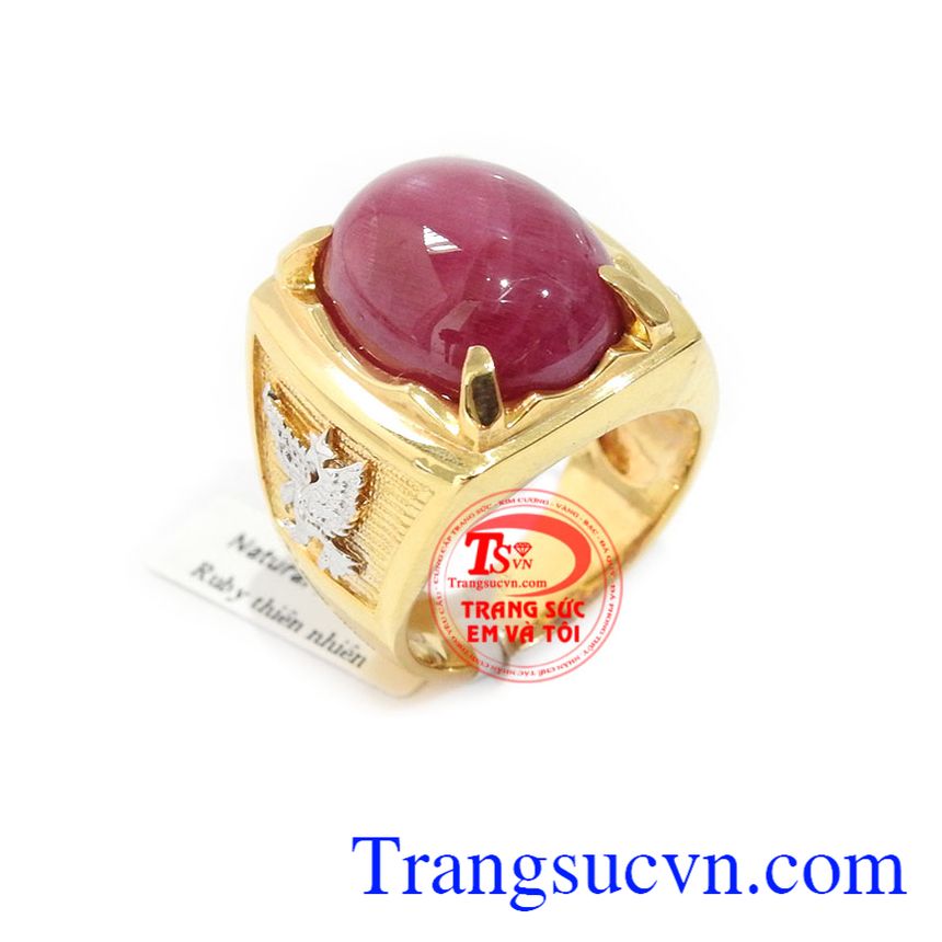 Nhẫn nam ruby đẹp sang trọng là sản phẩm nhẫn nam vàng 18k, có gắn đá ruby thiên nhiên tinh tế