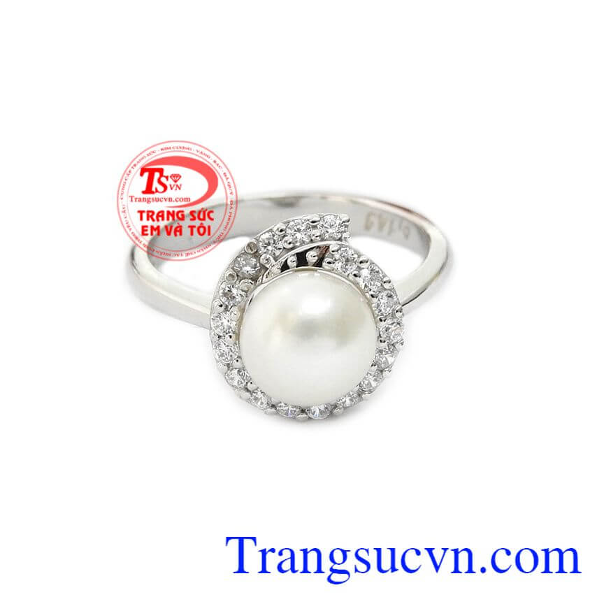 Ngọc trai trắng kết hợp cùng vàng trắng và đá nhân tạo giúp chiếc nhẫn càng lấp lánh hơn