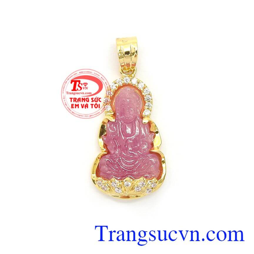 Mặt Phật Quan Âm An Nhiên chạm khắc bằng Ruby thiên nhiên cao cấp với đường nét tinh tế, sắc sảo mang đến sự sang trọng và quý phái