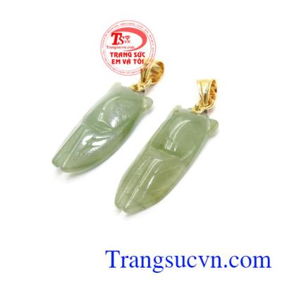 Con ve Tượng trưng cho sự trẻ trung, sức mạnh tuổi trẻ, đối với trẻ em đeo ve sẽ ngoan ngoãn, thông minh, sáng dạ. Đối với người lớn có tác dụng như lá bua hộ mệnh, mang lại nhiều may mắn và tránh tiểu nhân đố kỵ. Mặt Dây Ve Sầu Ngọc May Mắn