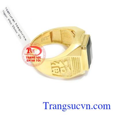 Nhẫn nam ngọc nephrite tinh tế là sản phẩm ngọc thiên nhiên, hai bên có khắc chữ phúc, chữ thọ mang ý nghĩa tốt lành