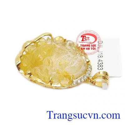 Sản phẩm có thể kết hợp cùng dây chuyền vàng hoặc dây da, dây cao su bọc vàng