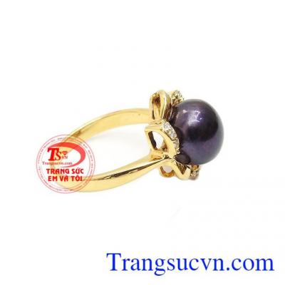 Thiết kế hình bông hoa nở với những cánh hoa đan xen tạo ấn tượng mạnh với người đối diện