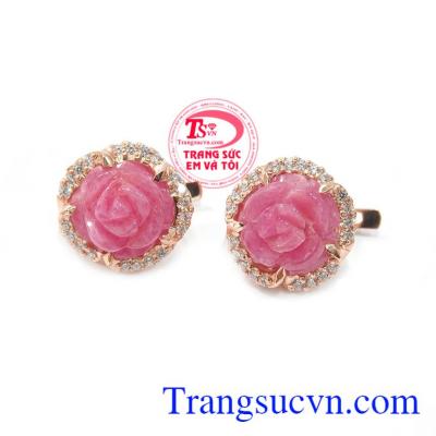 Hoa tai ruby sang trọng là sản phẩm ruby thiên nhiên, sản phẩm được chế tác hình bông hoa sắc nét, xinh xắn