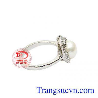 Sản phẩm chế tác từ vàng trắng 14k sáng bóng