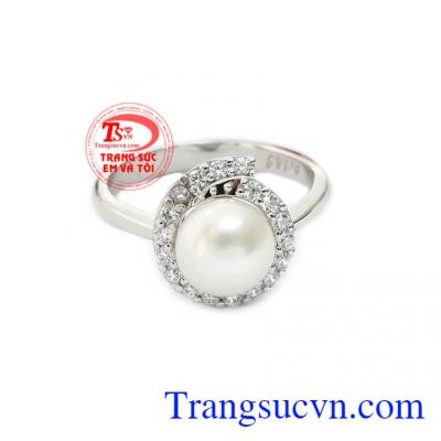 Ngọc trai trắng kết hợp cùng vàng trắng và đá nhân tạo giúp chiếc nhẫn càng lấp lánh hơn